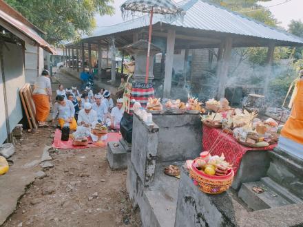 Sembahyang Bersama Di Pasar Desa Banyupoh